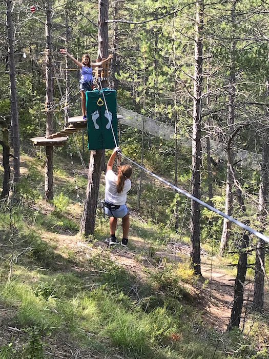 Accrobranche à Reilhanette avec Accroroc - 
            Mas des Amis à Séguret