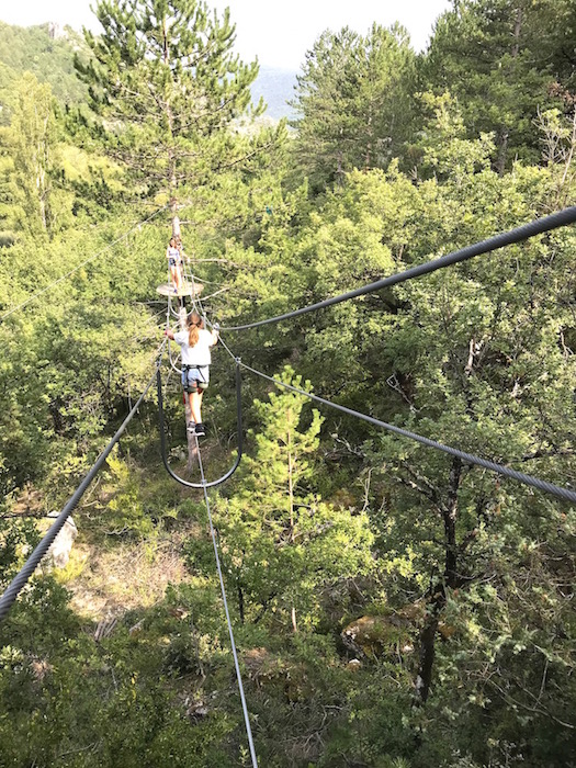Accrobranche à Reilhanette avec Accroroc - 
            Mas des Amis à Séguret