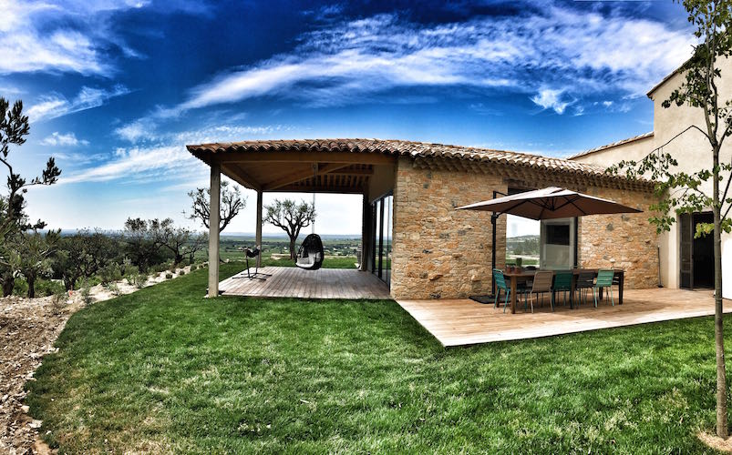 Terrasse côté cuisine
          			du Mas des Amis à Séguret