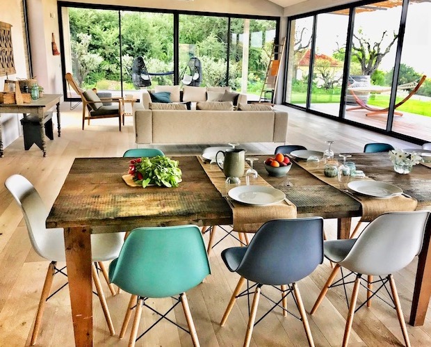 Vue salle à manger et salon 
          			du Mas des Amis à Séguret